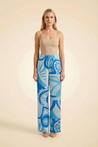 Oasis Pant in Azur - model
